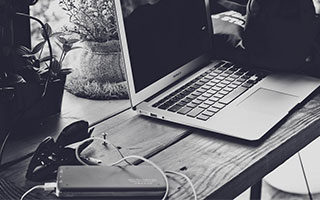 LPL赛事整活：当解说看领先一万六还是没推掉时...